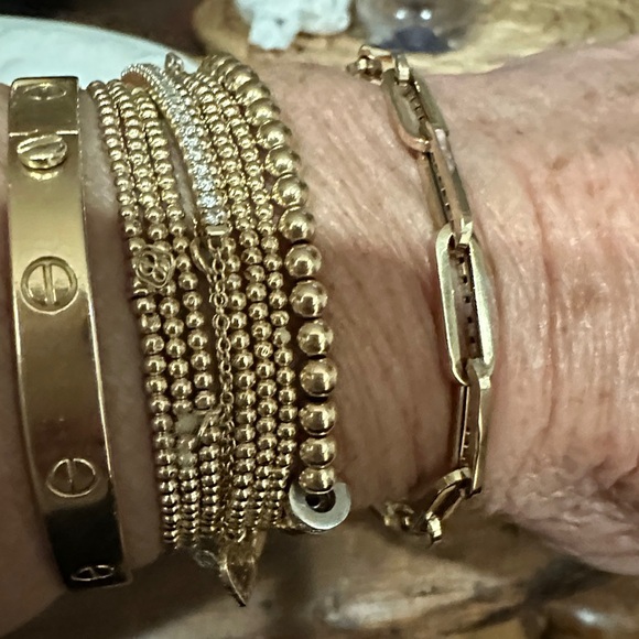 Elegant 14 kt Gold large link Bracelet
Pair other bracelets or on its own. - Picture 4 of 7